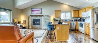 Close to town, Pet Friendly, Hot Tub, fenced backyard