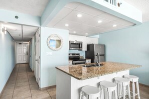 Een koelkast, een magnetron, een oven, een kookplaat