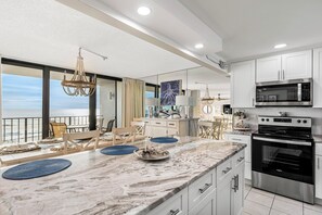 Fridge, microwave, oven, stovetop - Beautiful Fully Renovated Condo (Panama City Beach)