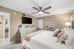 2 bedrooms, iron/ironing board, WiFi, bed sheets - Beautiful Fully Renovated Condo (Panama City Beach)