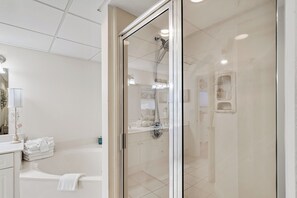 Dusche, Haartrockner, Handtücher