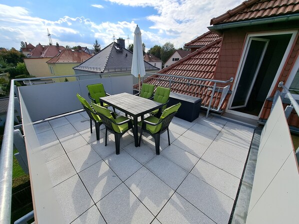 Outdoor dining - Geräumige Ferienwohnung "dresdner Stadt-terrasse" für 5 Erw., Kinder Willkommen (Dresden)