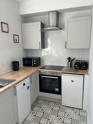 Apartment | Private kitchen | Fridge, microwave, oven, stovetop - Newly Renovated 2-bed Apartment in Peterhead (Peterhead)