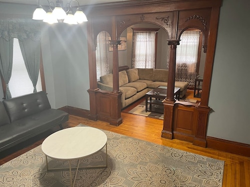 Spacious 3 bedroom 1st Floor closeby attractions