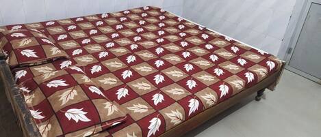 3 habitaciones, tabla de planchar con plancha, wifi y ropa de cama