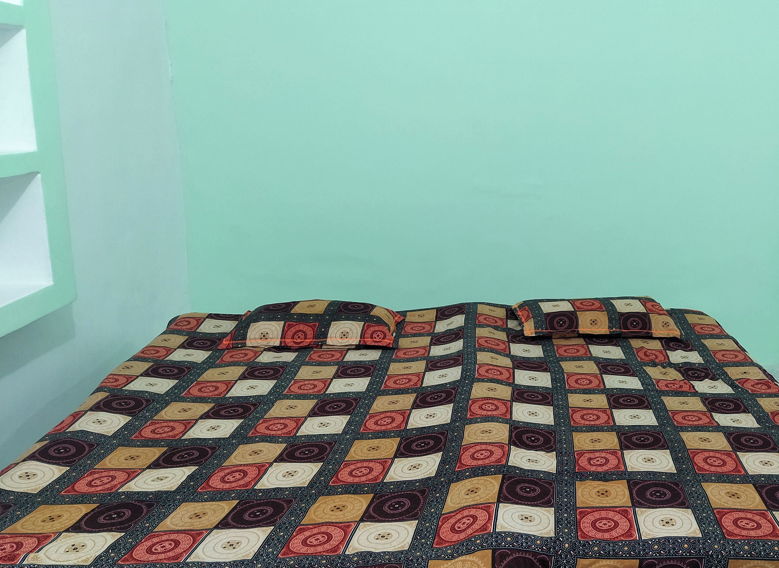 3 habitaciones, tabla de planchar con plancha, wifi y ropa de cama 