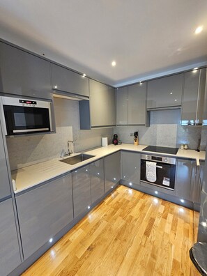 Private kitchen - Luxurious 2 bedroom apartment, truly exceptional experience. (London)