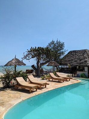 Outdoor pool - Lala Land Lodge (Kizimkazi)