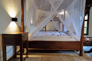 Bangalô luxo, vista para o jardim | 1 quarto, escrivaninha