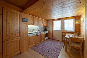 Cuisine en bois lumineuse avec coin repas