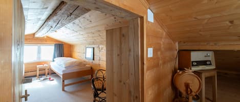 Dachgeschoss mit Schlafbereich und rustikalem Holzinterieur
