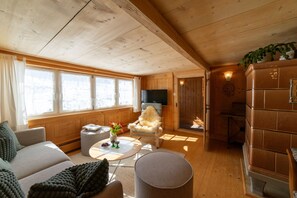 Wohnbereich mit Holzinterieur und gemütlicher Sitzecke