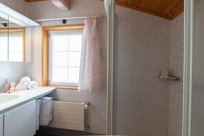 Helles Badezimmer mit Dusche und Fenster