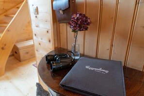 Jumelles et dossier d'accueil sur une table en bois