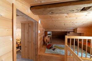 Dachgeschoss mit Holzinterieur und gemütlicher Spielecke