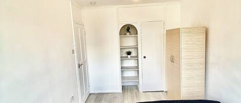 4 bedrooms, desk, iron/ironing board, WiFi