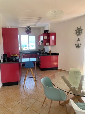 Fridge, oven, stovetop, coffee/tea maker