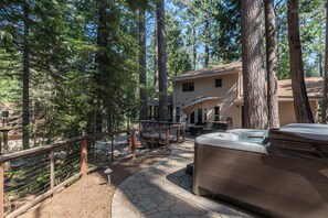 Outdoor spa tub - Comfort Pines- Pinebrook Lake Access (Arnold)