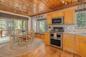 Fridge, microwave, oven, stovetop - Comfort Pines- Pinebrook Lake Access (Arnold)