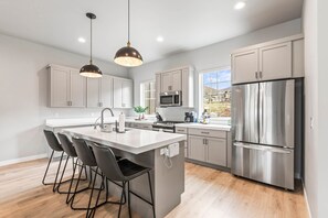 Kylskåp, mikrovågsugn, ugn och spishäll