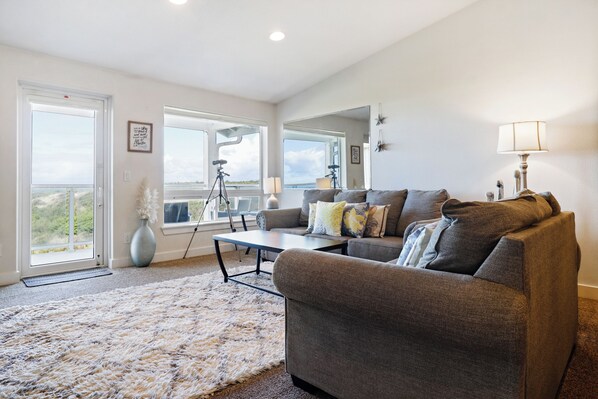 Smart TV, fireplace, DVD player, stereo