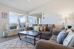 Smart TV, fireplace, DVD player, stereo - 934 Keep Calm, Beach On (Westport)