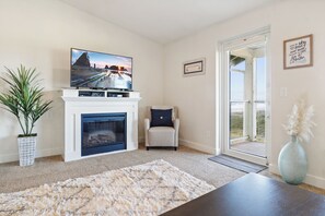 Smart TV, fireplace, DVD player, stereo - 934 Keep Calm, Beach On (Westport)