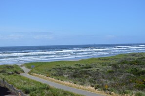 På stranden