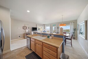 Fridge, microwave, oven, stovetop - 932 Beachy Vibes - Incredible Ocean view (Westport)