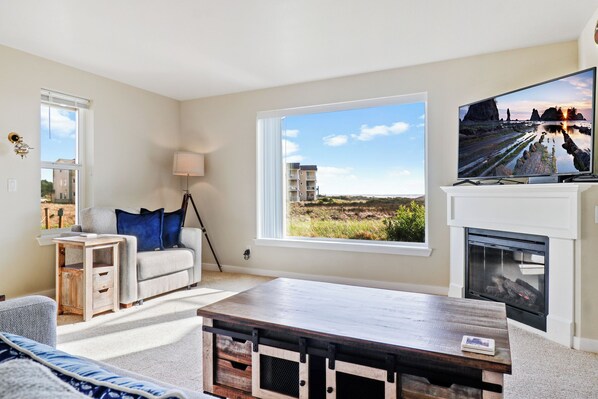 Smart TV, fireplace, DVD player, stereo - 611 Surf Shack! Great family beach getaway - Doggies Welcome (Westport)