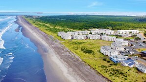 Eine Küstenwohngegend mit Strandhäusern, darunter mehrstöckige Gebäude und eine Zuwegung zum Strand.
