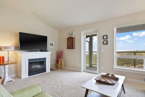 Smart TV, fireplace, DVD player, stereo - 936 Family Beach Getaway!  Oceanview+BunkBeds+Spacious=Fun (Westport)