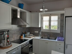 Køleskab, mikrobølgeovn, ovn, kogeplade