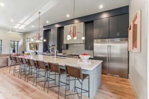 Kylskåp, mikrovågsugn, spishäll och diskmaskin