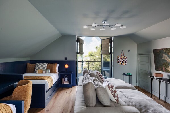 5 bedrooms, desk, iron/ironing board, travel crib