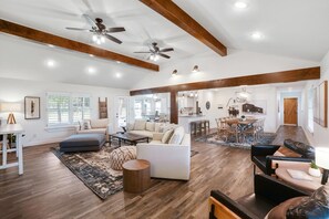 Una televisión, una chimenea, una oficina