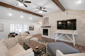 Télévision, cheminée, espaces bureaux