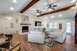 Una televisión, una chimenea, una oficina