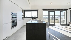 コーヒー / ティーメーカー、冷蔵庫、電子レンジ、オーブン