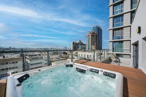 Outdoor spa tub - Modern 3 BR Penthouse with Jacuzzi in Rothschild Blvd by HolyGuest (Tel Aviv)