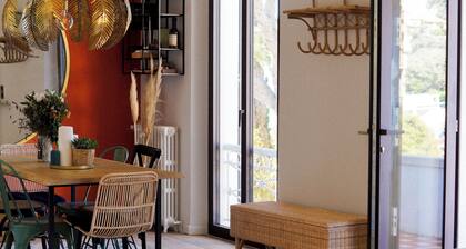 Villa années 30, familiale, dans le quartier du Mont Faron, vue mer et piscine !