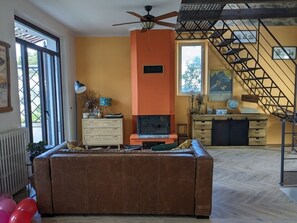 Smart TV, fireplace, books, music library