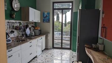 Een koelkast, een microgolfoven, een oven, een kookplaat