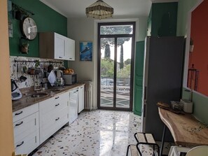 Een koelkast, een microgolfoven, een oven, een kookplaat