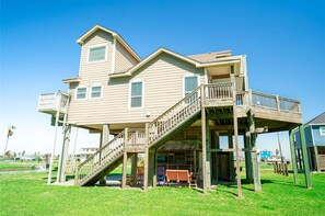 Exterior - Family Tides - 4 bedroom w/ view, close to beach, cargo lift, budget friendly (Crystal Beach)