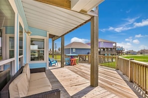 Terrace/patio - Lucky Gulf Getaway - 4 bedroom w/ gulf view, close to beach, cargo lift. (Crystal Beach)
