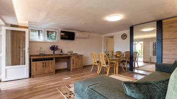 Standard-Haus, Mehrere Schlafzimmer, 2 Bäder, Seeseite (House Hortenzia Lake View) | Wohnbereich