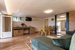 Hus – standard, flere soverom, 2 bad, ved innsjø (House Hortenzia Lake View) | Oppholdsområde | En 21-tommers Flatskjerm-TV med kabel-kanaler samt TV
