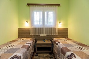 Standard House, Multiple Bedrooms, 2 Bathrooms, Lakeside (House Hortenzia Lake View)