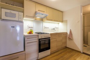 Standard House, Multiple Bedrooms, 2 Bathrooms, Lakeside (House Hortenzia Lake View) | Private kitchen